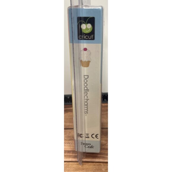 29-0021 Cricut Doodlecharms Shapes Cartridge by Cynthia Sandoval Doodlebug - Picture 4 of 5